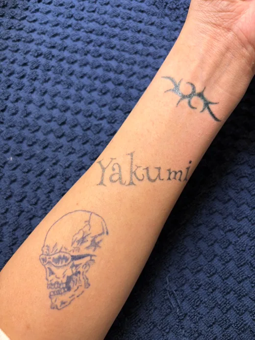 腕に描いたレタリングとトライバルのジャグアタトゥー